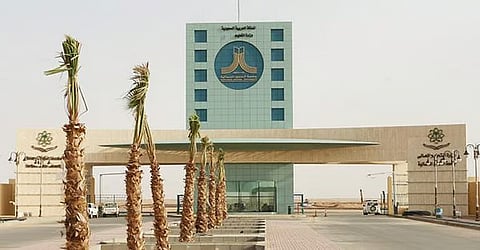 جامعة الحدود الشمالية تبتكر نظامًا متقدمًا لتحسين كفاءة الألواح الشمسية بالبيئات الصحراوية