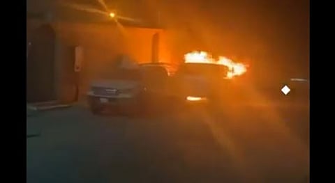 بالفيديو.. مواطن يُخاطر بحياته لإبعاد سيارة مشتعلة عن منازل الجيران في القصيم