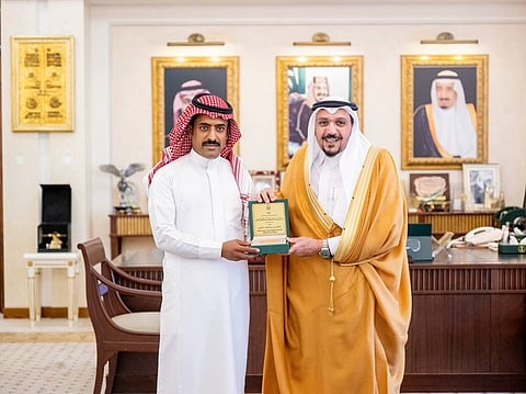 بعد تعامله مع مركبة مشتعلة.. أمير القصيم يكرّم مواطنًا تقديرًا لموقفه البطولي في إنقاذ الأرواح