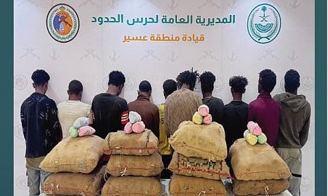 القبض على 10 مخالفين إثيوبيين لتهريبهم 150 كيلوجرامًا من القات بعسير