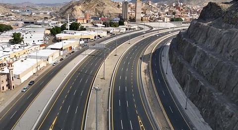 مشروعات الطرق في مكة المكرمة تُحدث تحولًا ملموسًا في كفاءة الحركة وسلامة التنقل