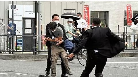 قاتل رئيس الوزراء الياباني يعترف بجريمته في جلسة محاكمة تاريخية