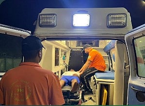 حرس الحدود بمنطقة جازان ينقذ مقيمًا من الغرق أثناء ممارسته السباحة