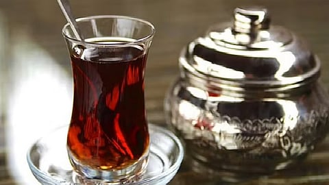 أستاذ فسيولوجيا الجهد البدني: شرب الشاي يقلل خطر الإصابة بالخرف بنسبة 29%