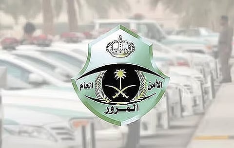 المرور يحث قائدي المركبات على عدم تجاوز أكتاف الطريق