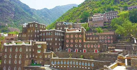 مرشد سياحي: عسير مناسبة للسياحة طوال العام

 