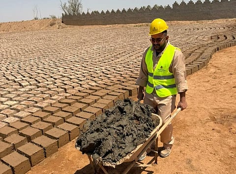  مشروع الأمير محمد بن سلمان لتطوير المساجد التاريخية يمكّن 30 طالبًا وطالبة من التدريب على البناء بالطين 