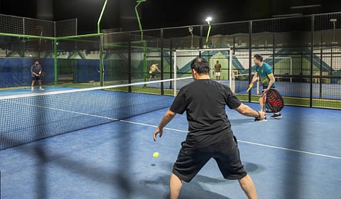  "البادل".. رياضة خفيفة تلقى رواجًا متزايدًا في الجوف