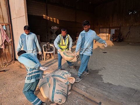 أمانة جدة تغلق موقعين في الخمرة لإنتاج وتوزيع تبغ مجهول المصدر  