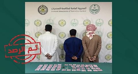 القبض على 3 مواطنين وسوداني لترويجهم الحشيش وأقراص مخدرة في نجران وجدة