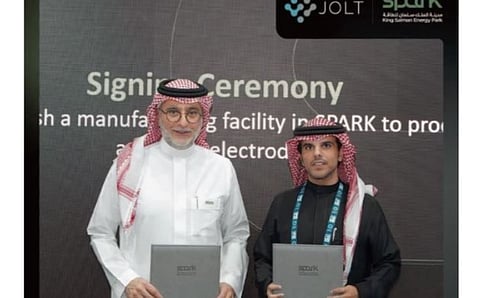 بدعم من وزارة الطاقة .. «جولت للصناعات الكيميائية الخضراء» توقّع عقد تأجير أرض صناعية في مدينة الملك سلمان للطاقة "سبارك" لإنشاء أول مصنع في المنطقة لتقنيات الأقطاب الكهربائية المتقدمة
