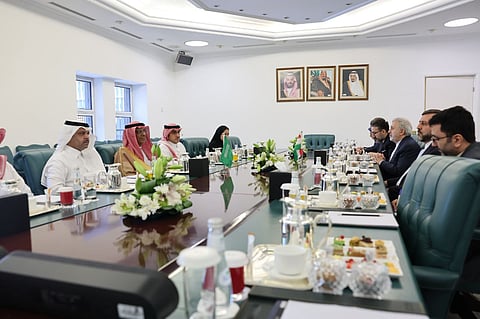 وكيل «الخارجية» يبحث تعزيز التعاون مع نظيره الإيراني