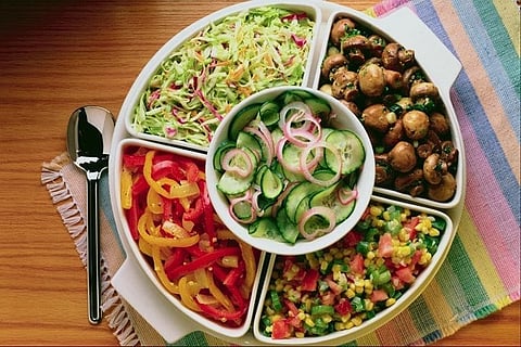 أخصائية: السلطات في بعض المطاعم تحولت من طبق صحي إلى وجبة مليئة بالزيوت 