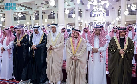 أمير الرياض يؤدي صلاة الميت على الأمير فهد بن سعود بن محمد بن مقرن المشاري آل سعود