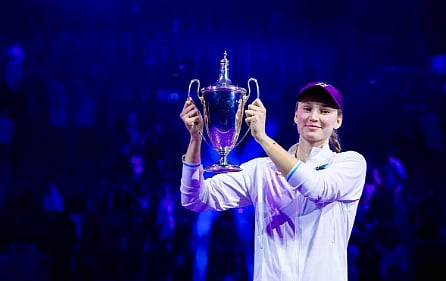 إيلينا ريباكينا تتوج بلقب نهائيات محترفات التنس 2025 بالرياض