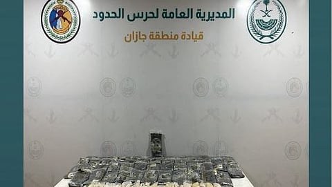 إحباط تهريب 57 كيلوجرامًا من الحشيش وأقراص مخدرة بجازان 