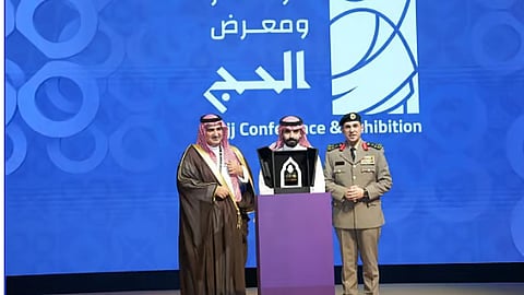 «الداخلية» تستعرض «الطائرة المجنحة» لرصد مخالفي أنظمة وتعليمات الحج في مؤتمر ومعرض الحج