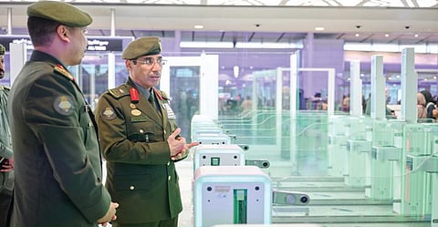 مدير الجوازات يتفقد سير العمل بصالات مطار الملك عبدالعزيز الدولي بجدة