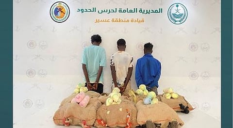 القبض على 3 مخالفين إثيوبيين لتهريبهم 140 كيلوجرامًا من نبات القات بمنطقة عسير 