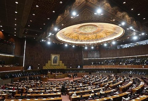 برلمان باكستان يمنح صلاحيات أوسع لقائد الجيش