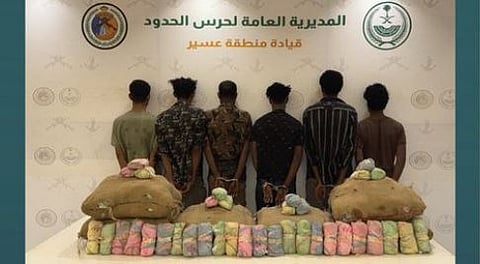 القبض على 6 مخالفين إثيوبيين لتهريبهم 120 كيلوجرامًا من نبات القات بمنطقة عسير