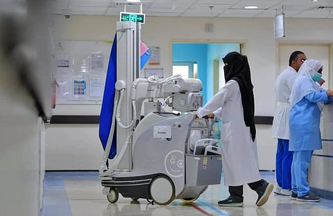 محام: المساعدة على إتمام جريمة تزوير باستخدام التأمين الطبي لا يعفي من العقوبة