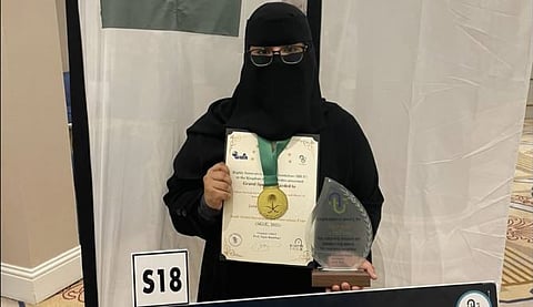 «جنا معشي» طالبة جامعة جازان تتألق بالذهبية في «SGiE 2025» بنظام ذكي لمعالجة المياه الرمادية