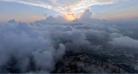 السحب والضباب ينسجان جمال أبها وروعة مرتفعات عسير