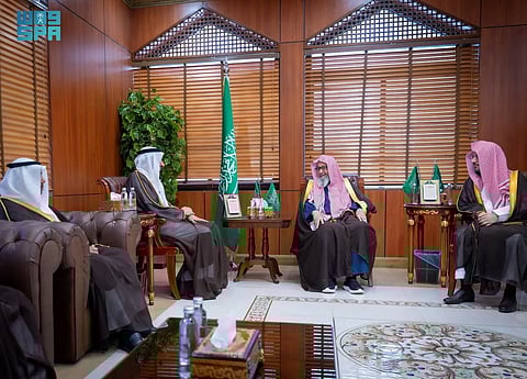مفتي عام المملكة يستقبل وزير الحج والعمرة ويثني على دور الوزارة في خدمة الحجاج والمعتمرين