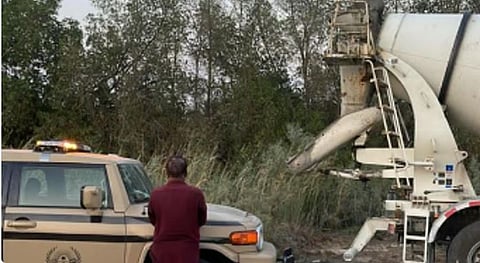 ضبط مخالف نيبالي لتلويثه البيئة بتفريغ مواد خرسانية في المنطقة الشرقية