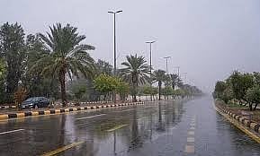 «الأرصاد» يُنبِّه من استمرار أمطار خفيفة ورياح نشطة على القريات وطبرجل