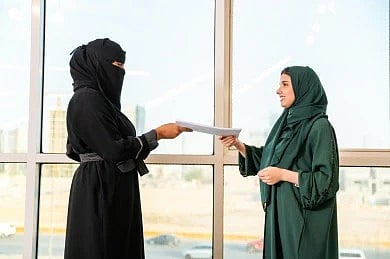 كم غرامة عدم التزام صاحب العمل بإجازة الوضع المقررة للمرأة العاملة؟.. توضيح من الموارد البشرية 