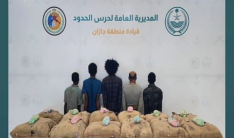 القبض على 5 مخالفين من الجنسية اليمنية والإثيوبية لتهريبهم 208 كيلوجرامات من القات بجازان
