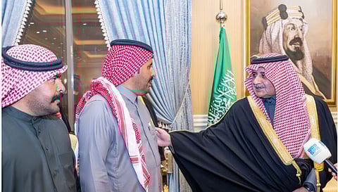 أمير تبوك يكرم شقيقين تقديرًا لأمانتهما ويقدم لهما مكافأة مجزية