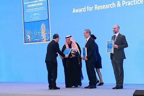 منتدى الجنوب العالمي يمنح فيصل بن معمر جائزة: البحث والتطبيق في التنمية العالمية 