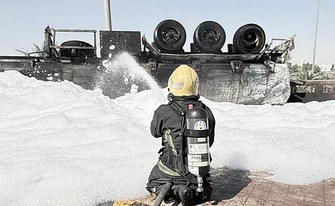 الدفاع المدني بالرياض يخمد حريقا في ناقلة وقود و3 مركبات إثر حادث مروري
