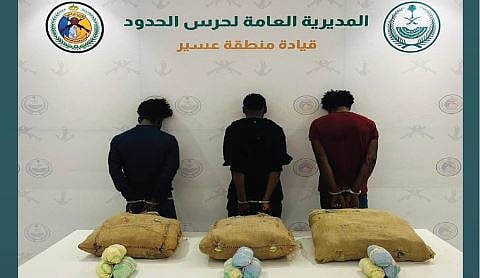 القبض على 3 مخالفين إثيوبيين لتهريبهم 72 كيلوجرامًا من القات بعسير 