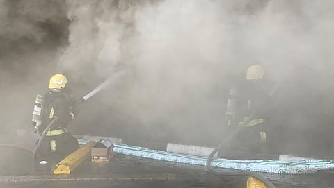 الدفاع المدني بالدمام يخمد حريقا في محل تجاري بحي السوق