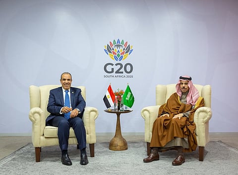 وزير الخارجية يبحث التطورات الإقليمية والدولية مع نظيره المصري

