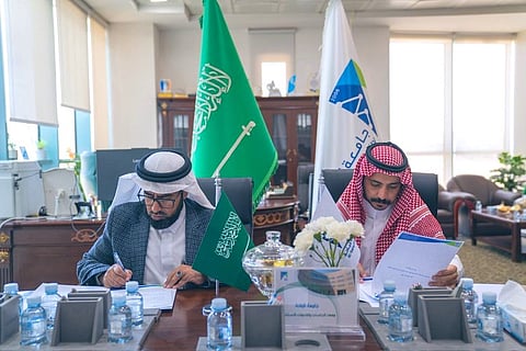 جامعة الباحة توقع عقد تعاون مع الغرفة التجارية لتنفيذ برامج تدريبية ودبلومات مهنية