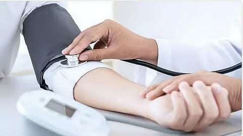 دراسة تكشف عن «عادة سهلة» تخفض ضغط الدم