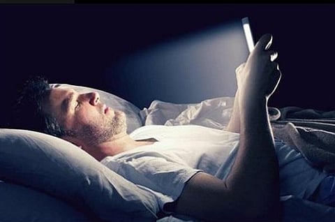 دراسة تحذر من استخدام الهاتف ليلا: قد يزيد خطر الأفكار الانتحارية