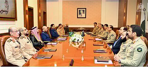رئيس هيئة الأركان يبحث عددًا من القضايا ذات الاهتمام المشترك مع قائد الجيش الباكستاني