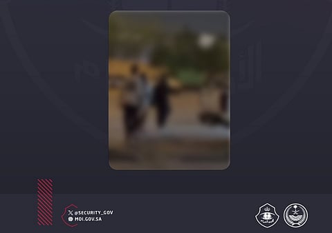 القبض على مقيم من الجنسية السودانية لتحرشه بامرأتين ووافد لتوثيقه ونشره محتوى مرئيًا بذلك بالرياض