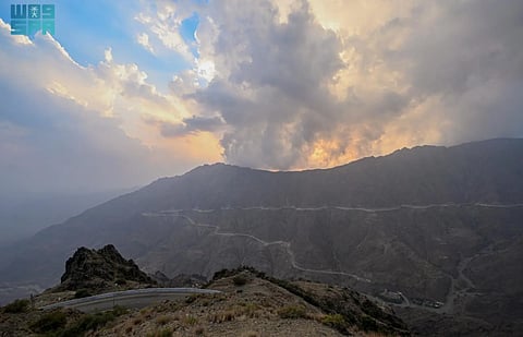 سحب الباحة الرعدية تلامس الجبال وتنسج مشهدًا طبيعيًا