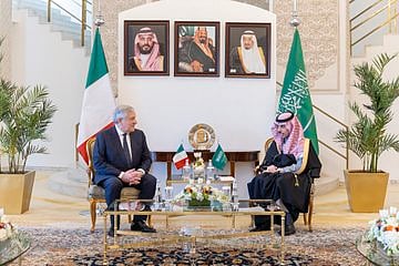 وزير الخارجية يناقش مع نظيره الإيطالي مستجدات الأوضاع الإقليمية والدولية