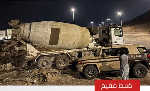 ضبط مقيم باكستاني لتفريغه مواد خرسانية في منطقة المدينة المنورة