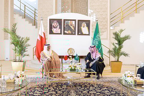  وزير الخارجية يبحث آخر التطورات الإقليمية والدولية مع نظيره البحريني