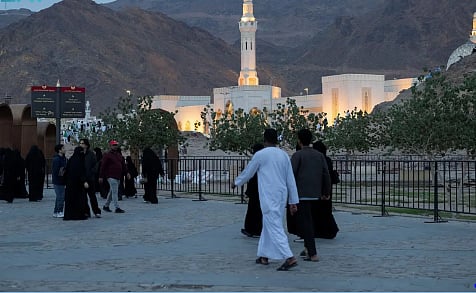 توافد الزوار على المدينة المنورة خلال الإجازة للاستمتاع بأجوائها ومعالمها
