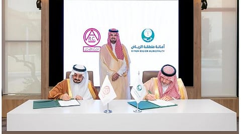 بالشراكة مع القطاع الخاص.. أمين الرياض يرعى توقيع عقد تطوير وتنفيذ البنية التحتية والخدمات في عدد من المخططات